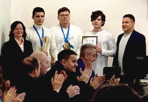 The rector of KNURE presented the cup to the university's chess team